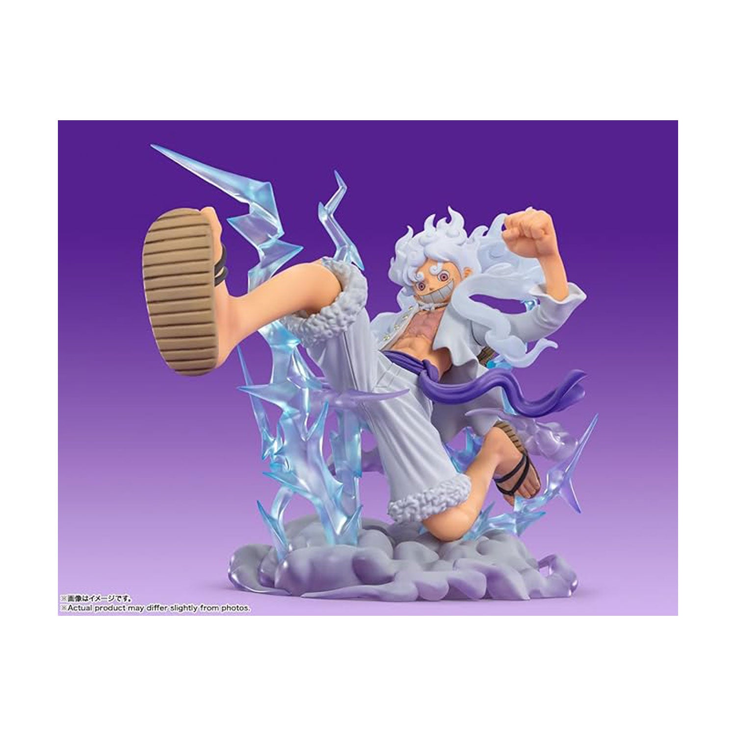 Die Figur Ruffy Gear Fünf Gigantenform auf Wano Kuni gegen Kaido, mit dem Blitz in der Hand.