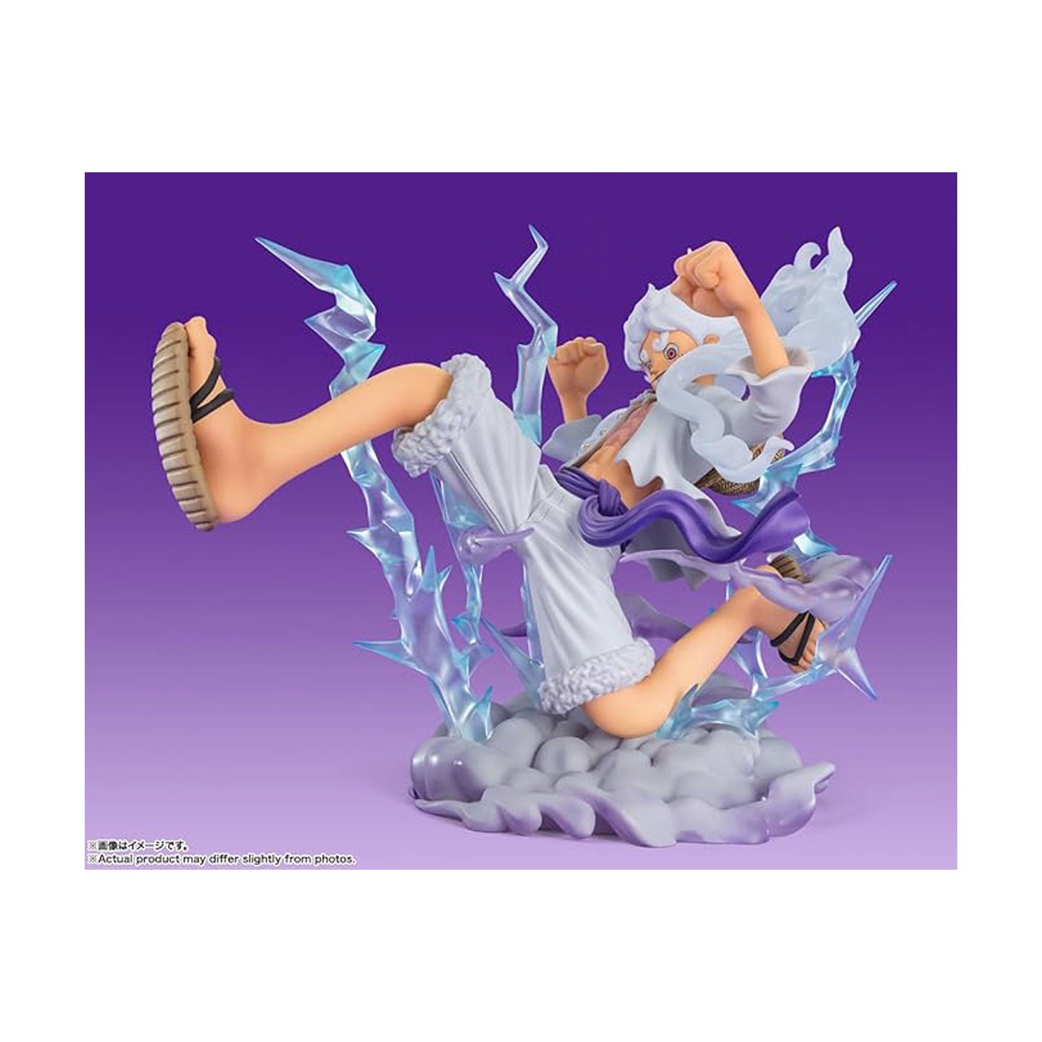 One Piece Luffy Modell Nika Giant Mode Szene aus dem Wano Kuni Arc gegen Kaido. Mit Wolken und Blitzen.
