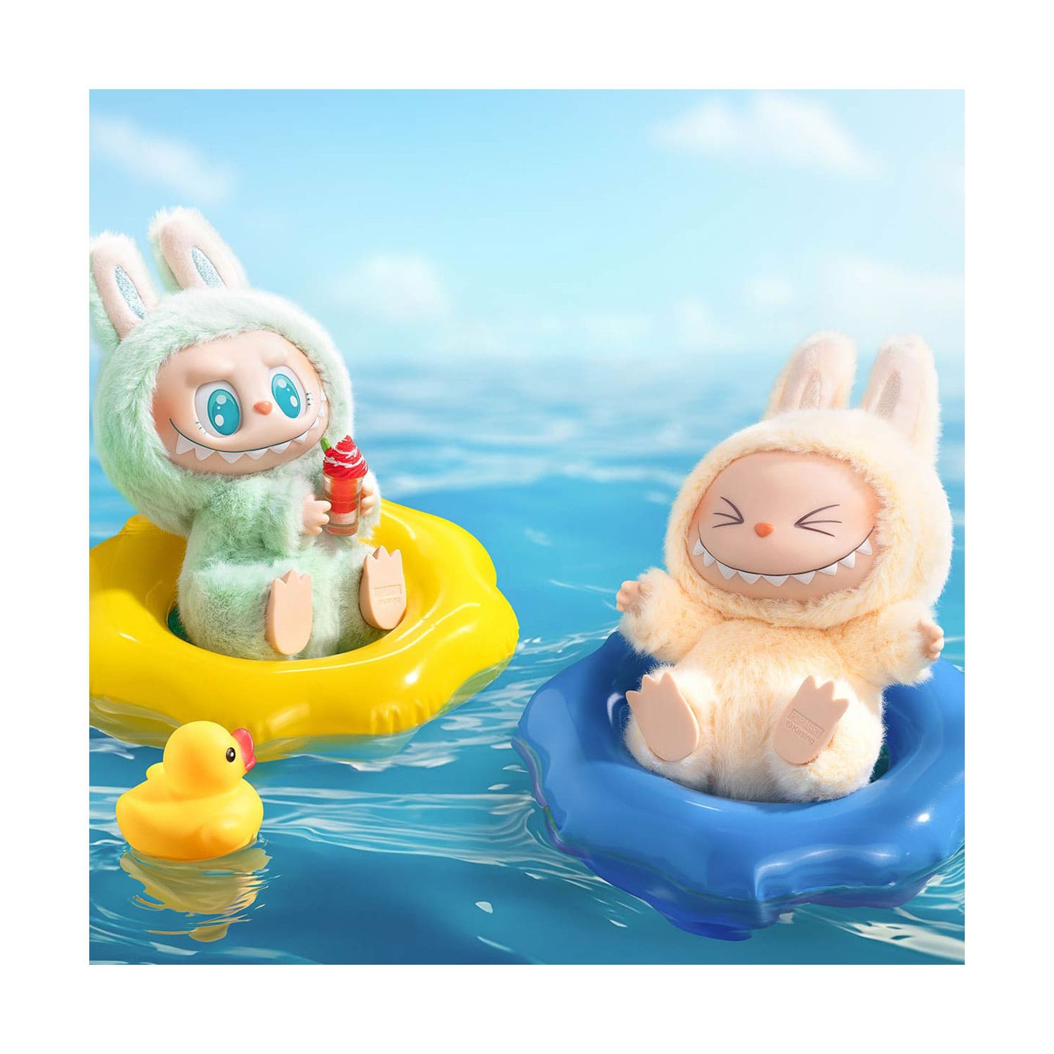 POP MART: Have a Seat the Monsters Vinyl Face Labubu mit QUQU und Sisi.