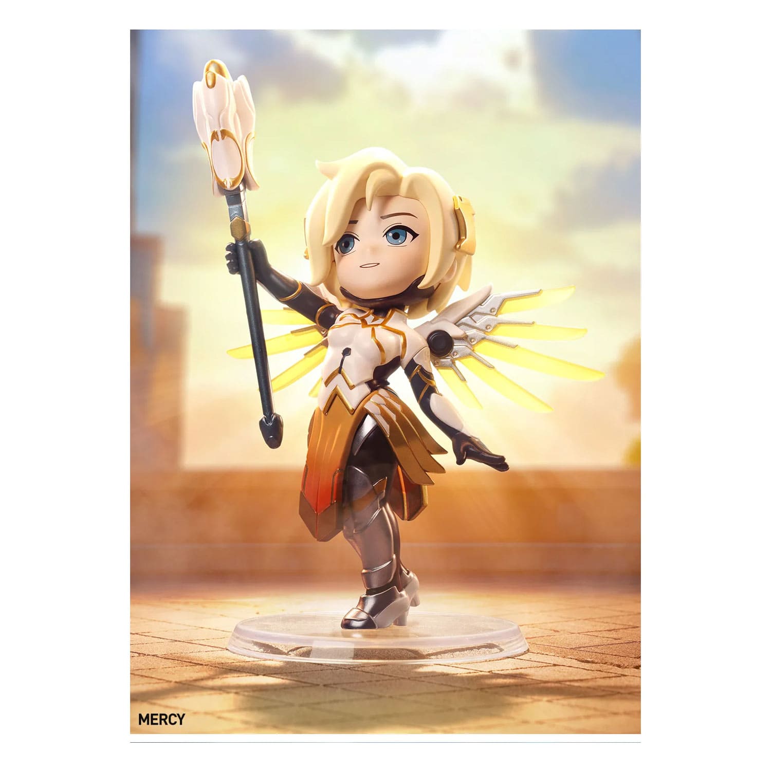 Die Blind Box POP MART Overwatch-Play-of-the-Game-Series Figurenbox mit der Figur Mercy mit Pose und Karte.