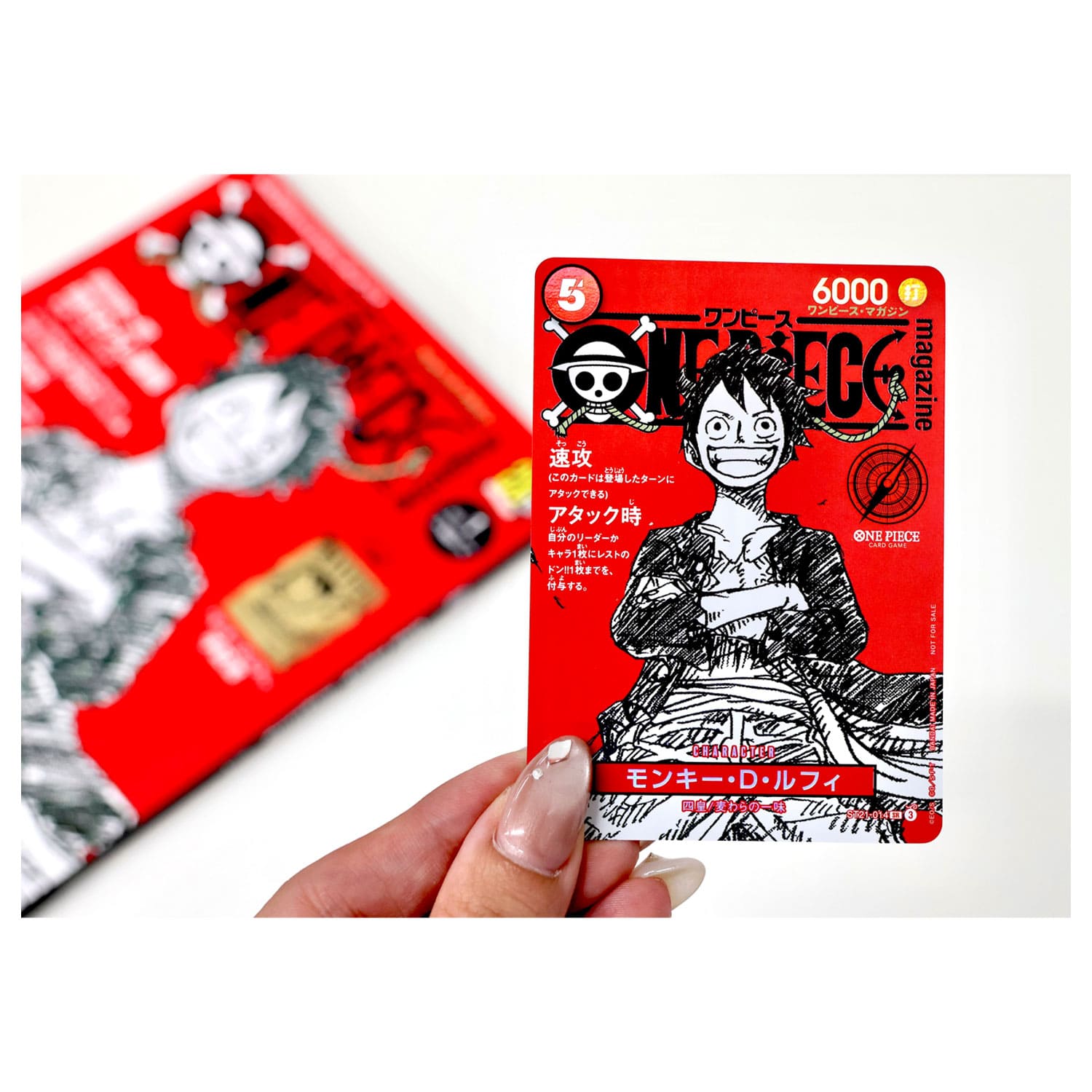 Die japanische One Piece TCG Promokarte Ruffy Red Karte ST21-014 in der Hand Full Art Red Card mit 6000 TK und 5 Kosten.