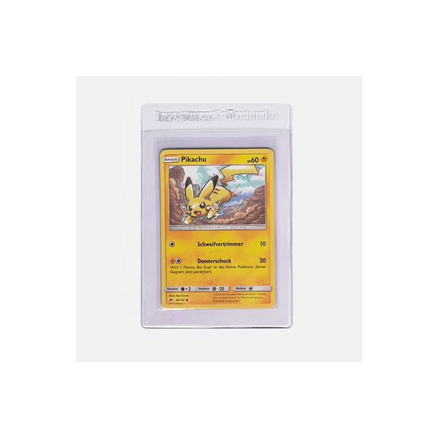 Die Premium Card Saver von InvestmentCollector Pikachu gesleeved in der Hülle für jedes TCG.